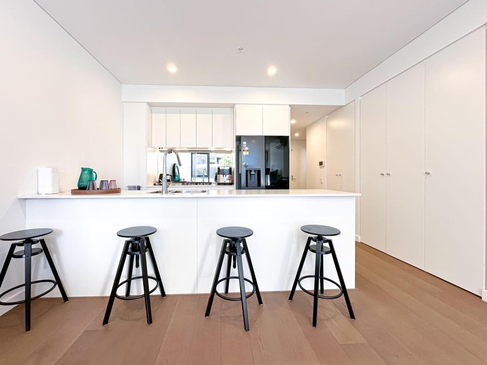 Brand new two-bed apartment free Netflix & parking