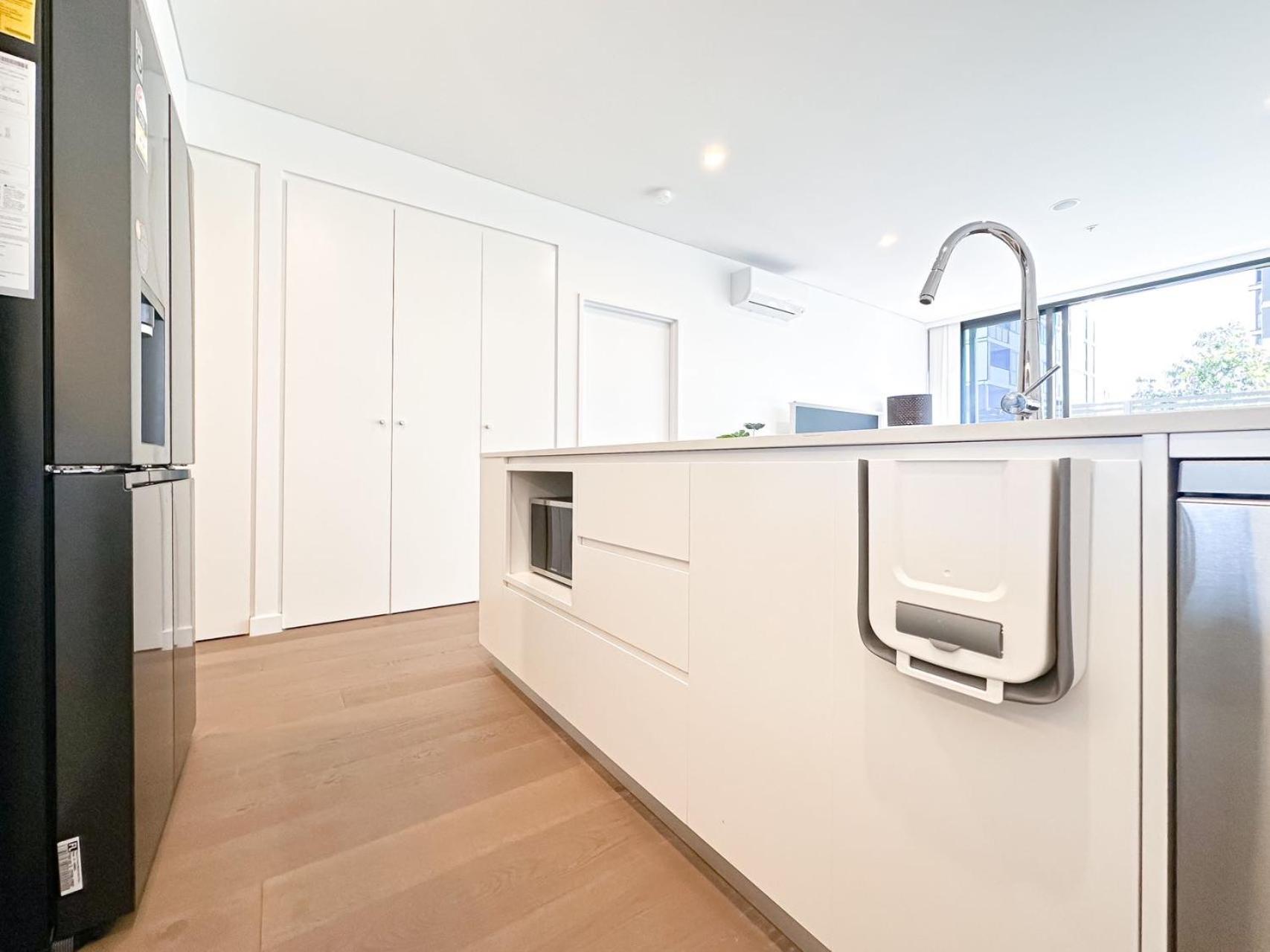 Brand new two-bed apartment free Netflix & parking