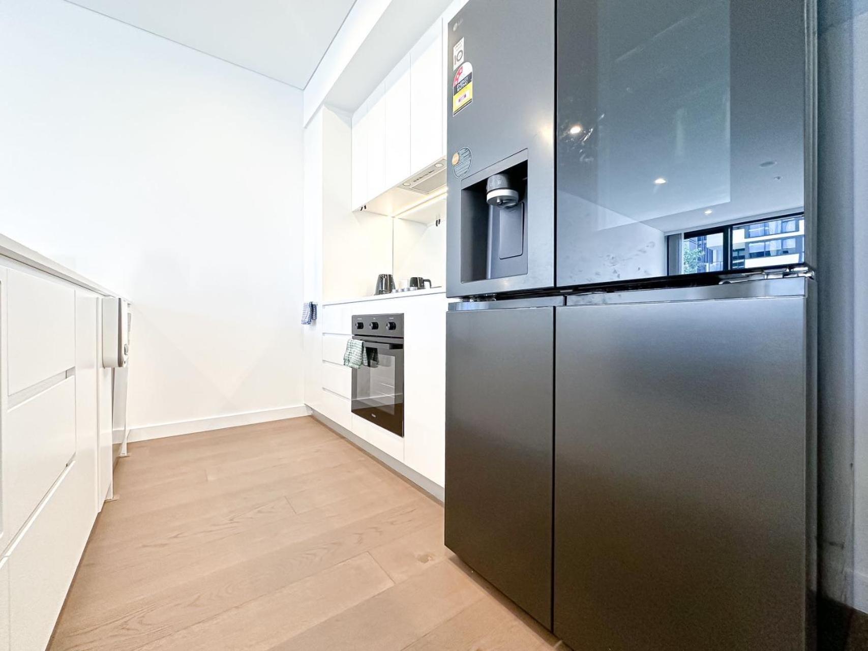 Brand new two-bed apartment free Netflix & parking