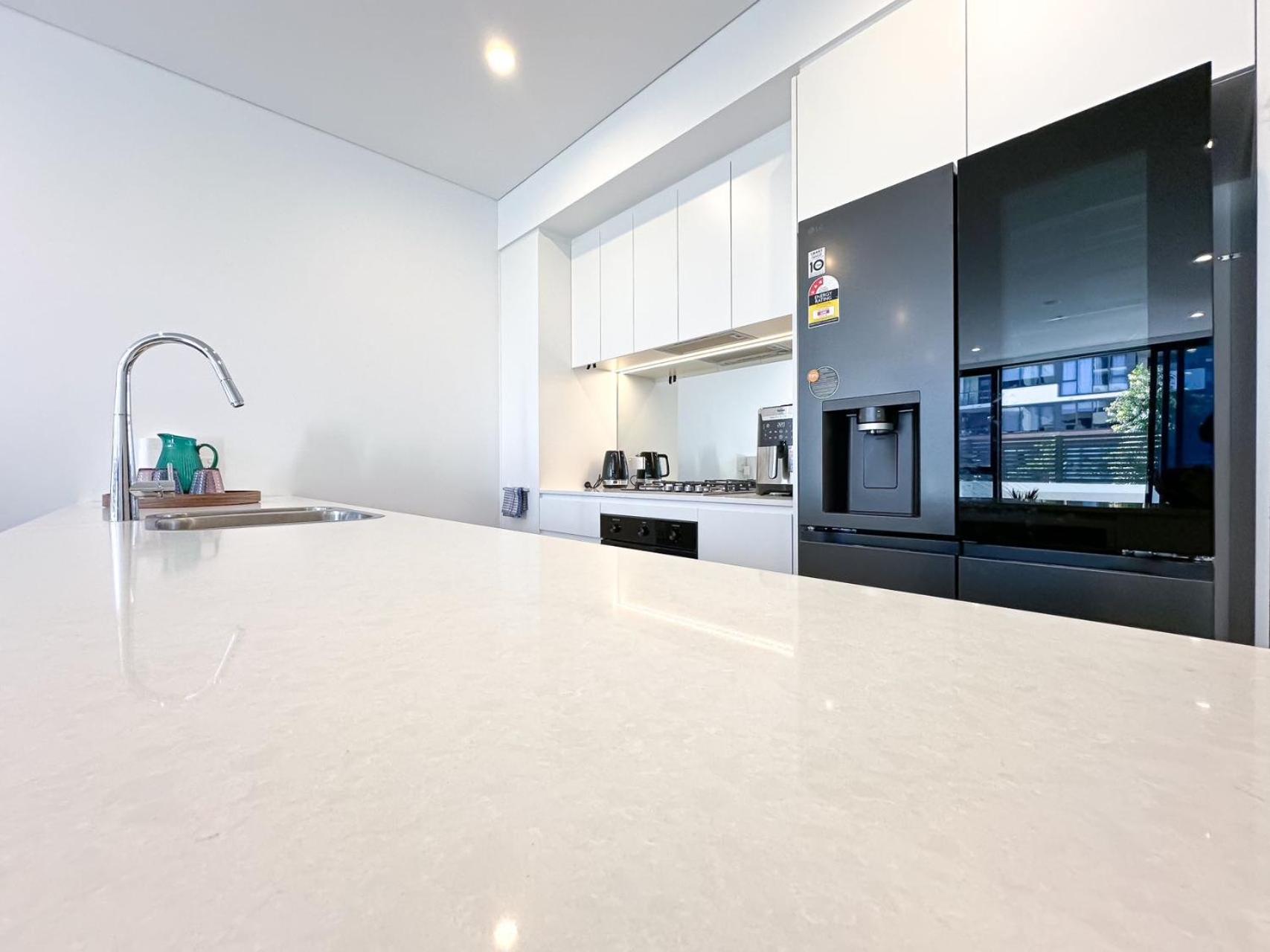 Brand new two-bed apartment free Netflix & parking