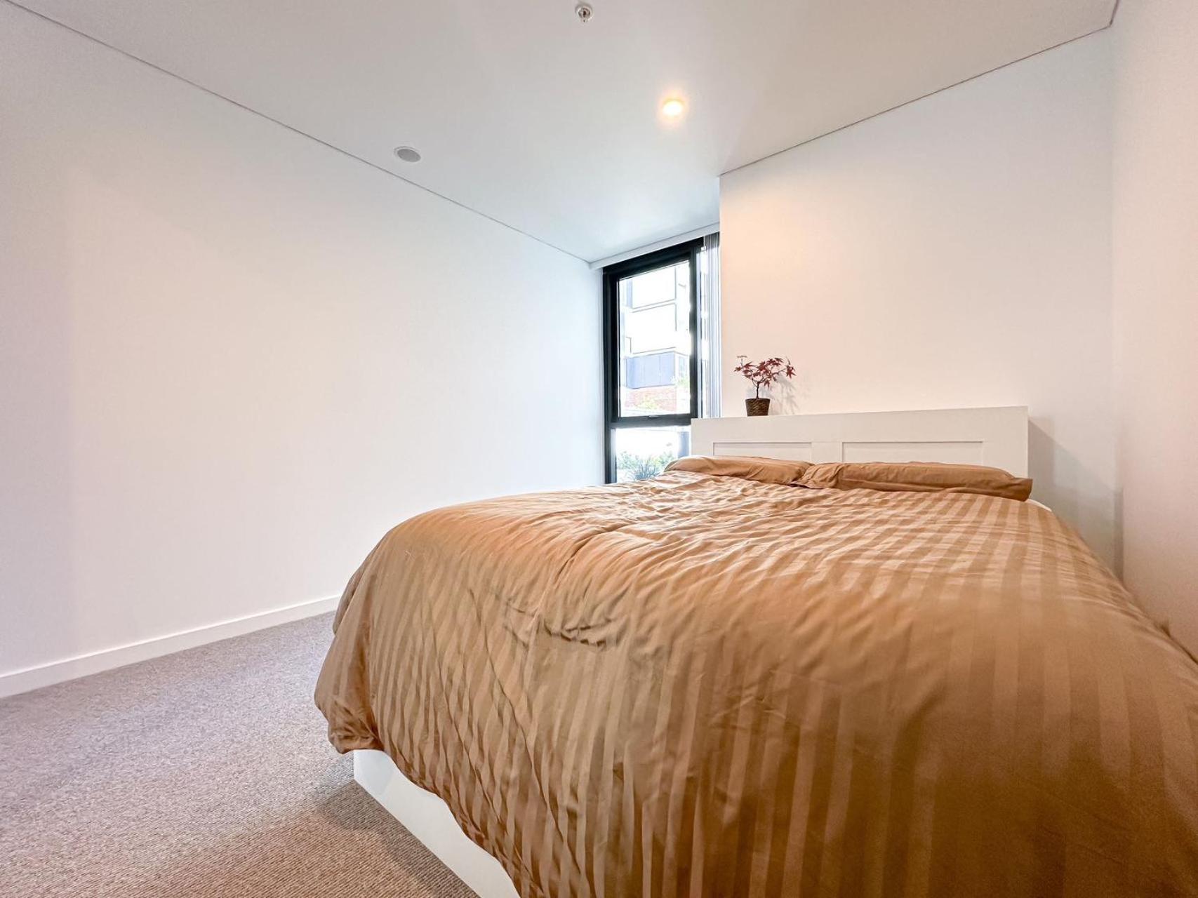 Brand new two-bed apartment free Netflix & parking