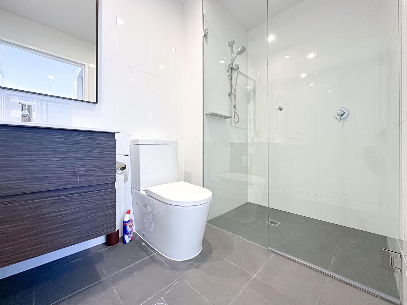 Brand new two-bed apartment free Netflix & parking