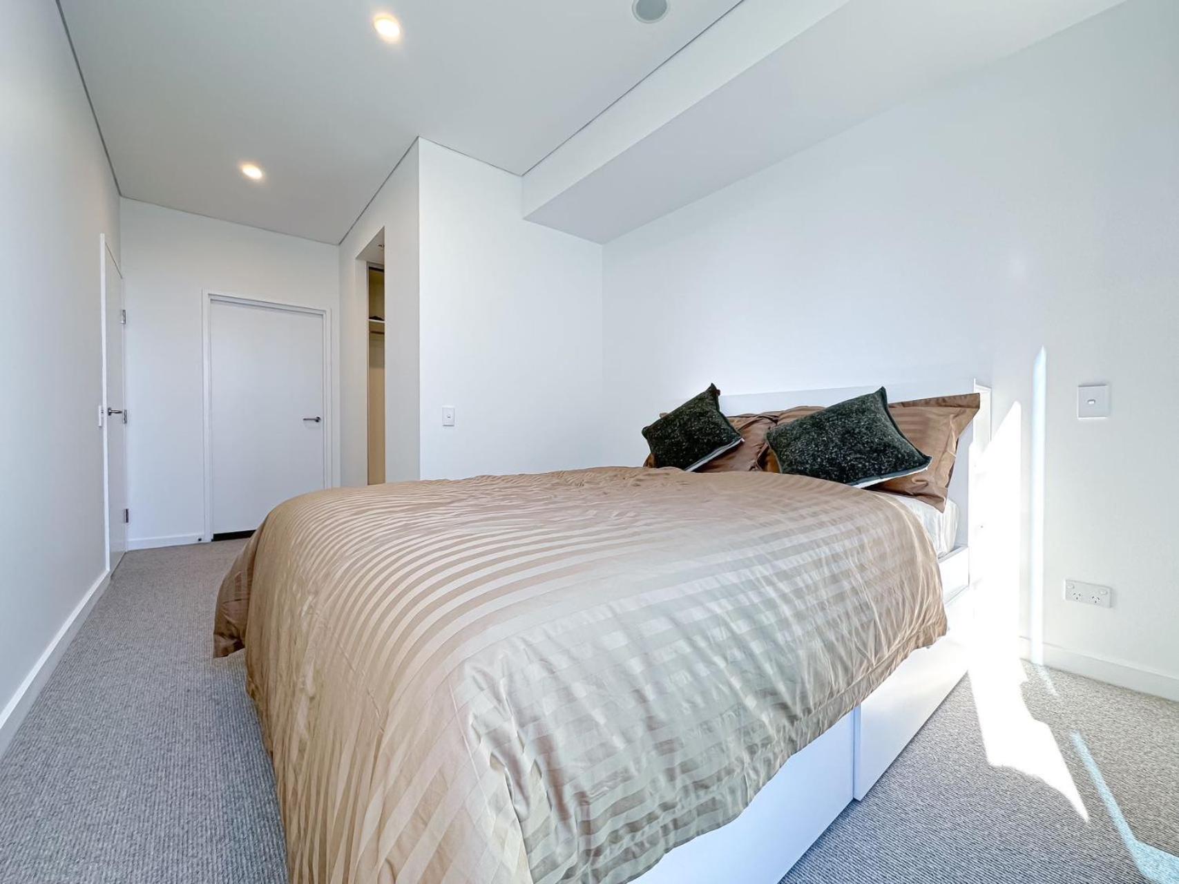 Brand new two-bed apartment free Netflix & parking
