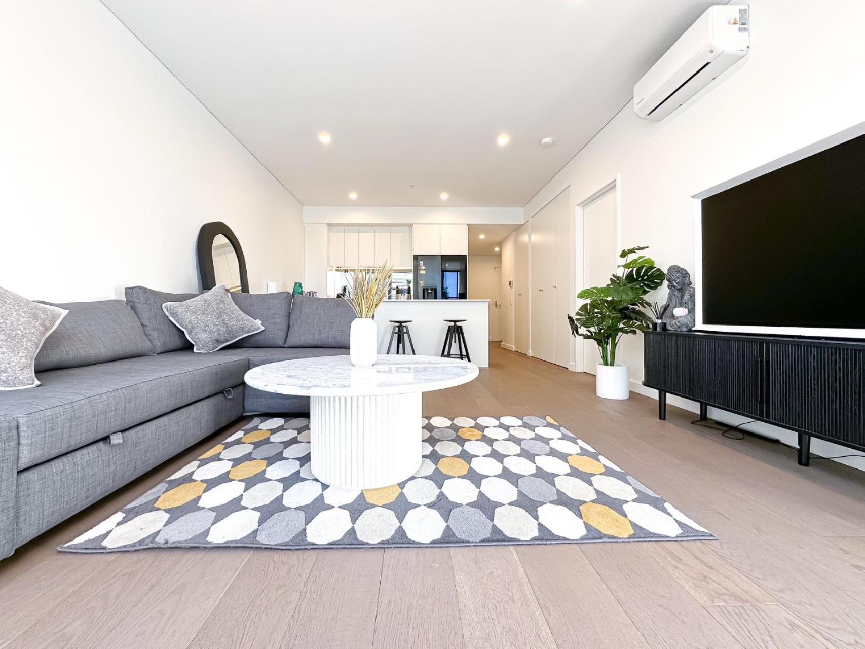Brand new two-bed apartment free Netflix & parking