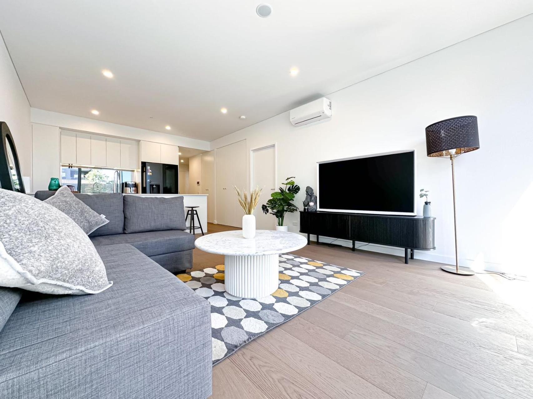 Brand new two-bed apartment free Netflix & parking