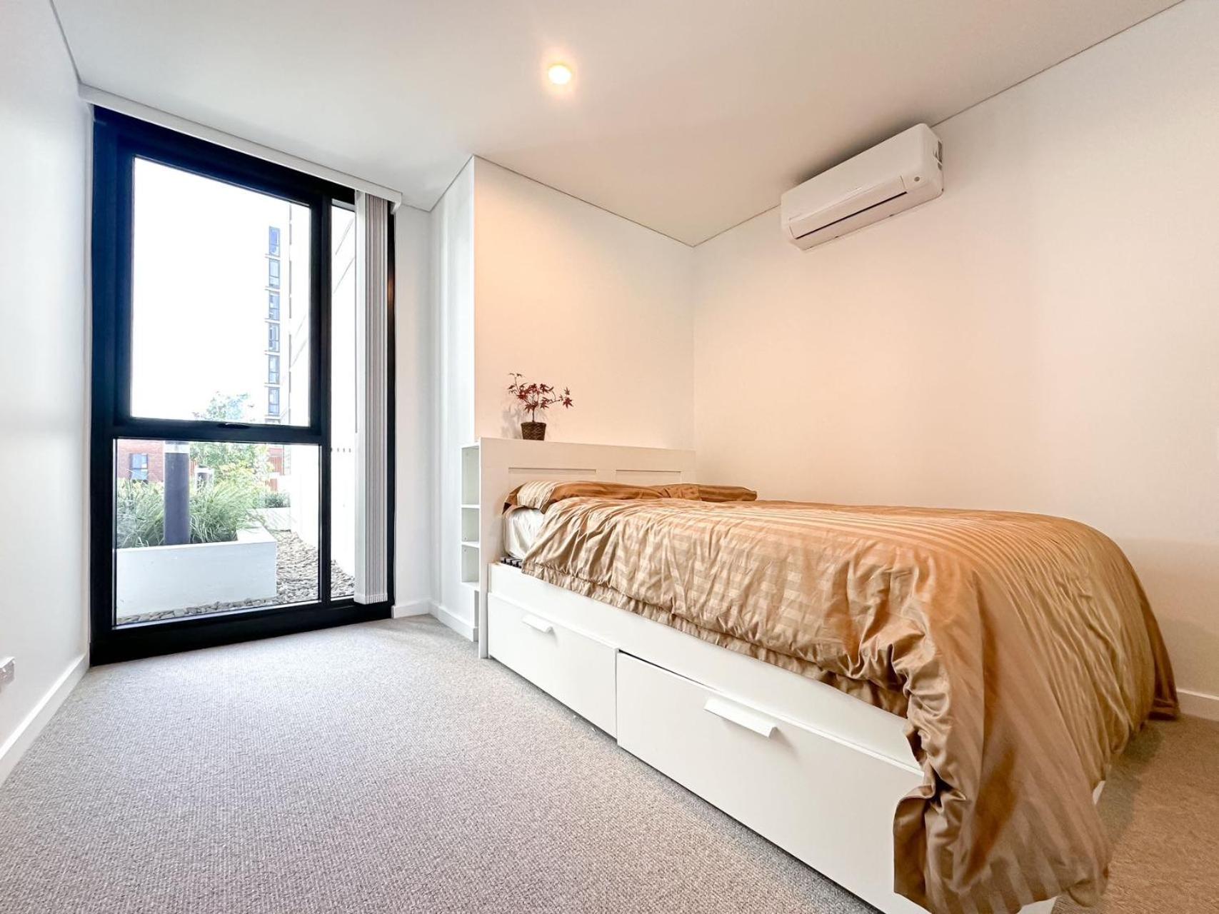 Brand new two-bed apartment free Netflix & parking