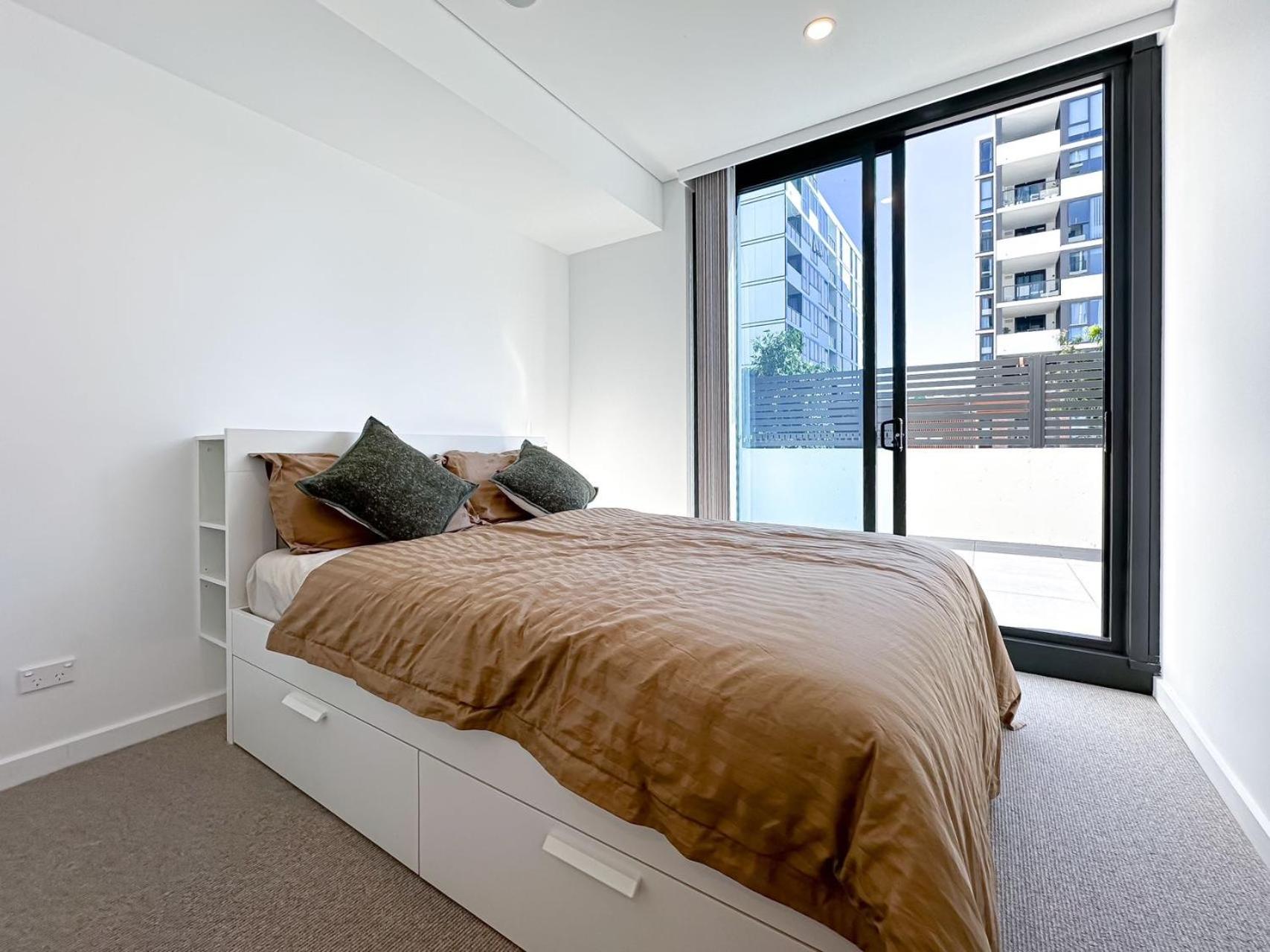 Brand new two-bed apartment free Netflix & parking