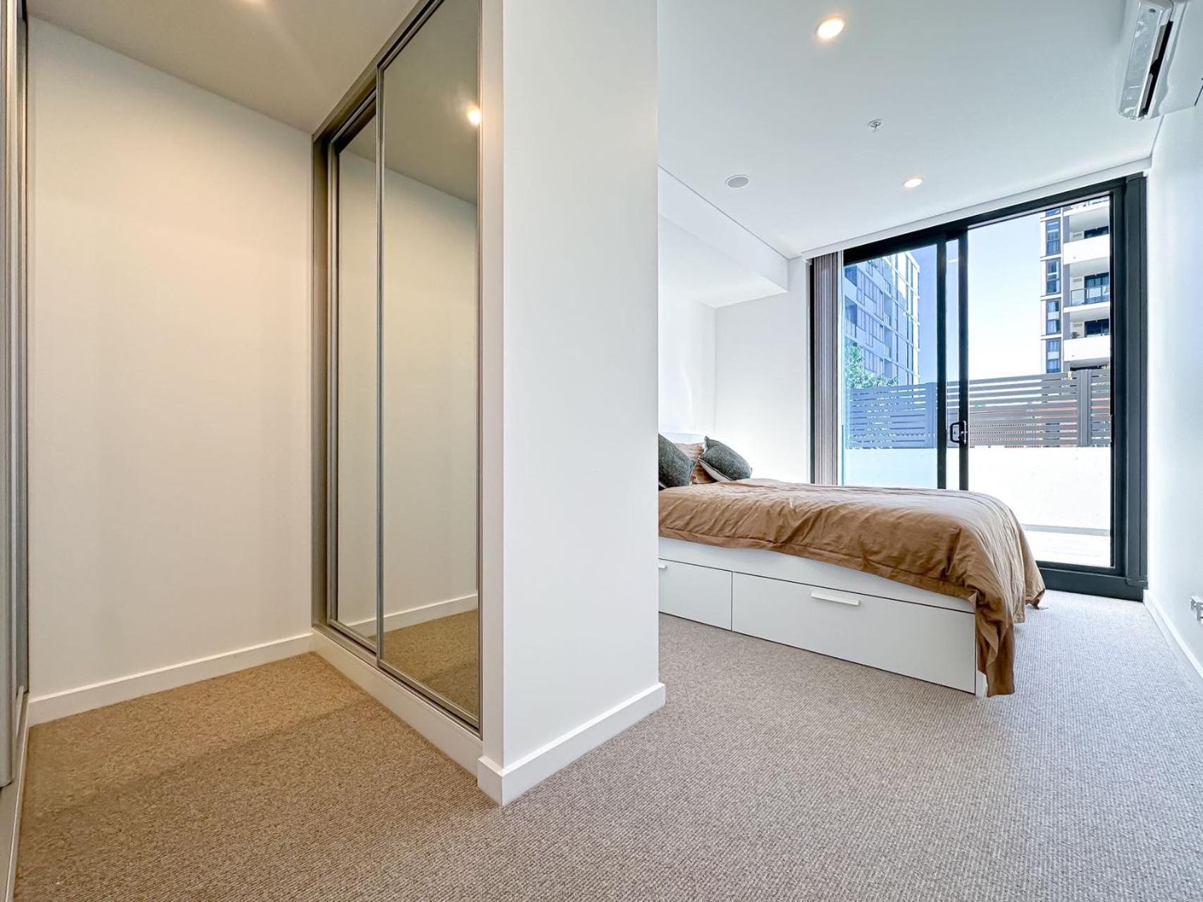 Brand new two-bed apartment free Netflix & parking