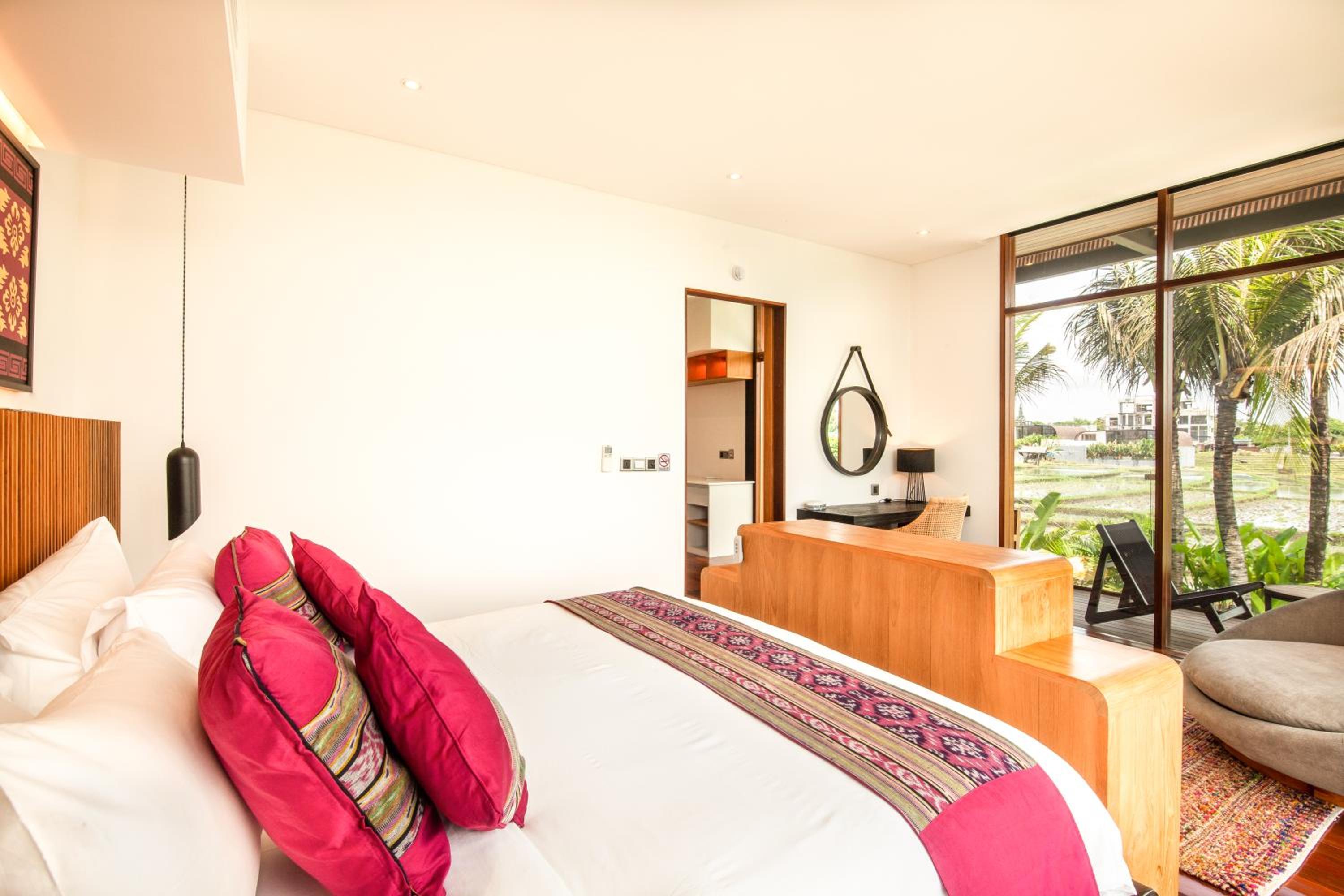 Enchanting 6BR Villa, Breathtaking Vistas Canggu