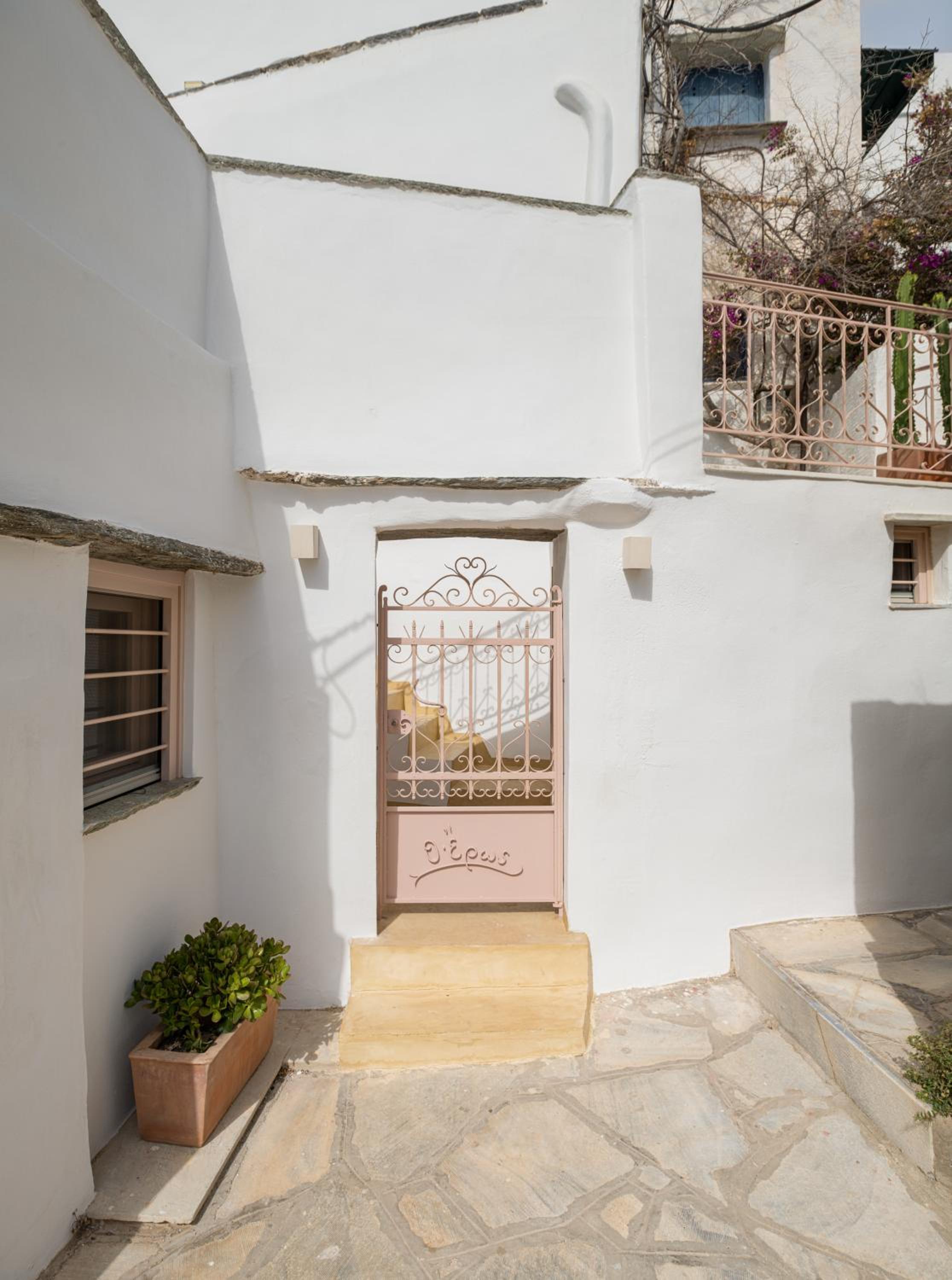 Th_eros House