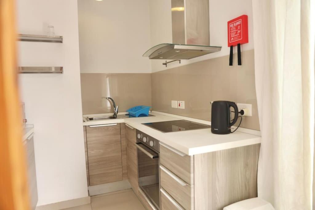 Lovely 1BR home with private balcony in St Julians by 360 Estates photo 3