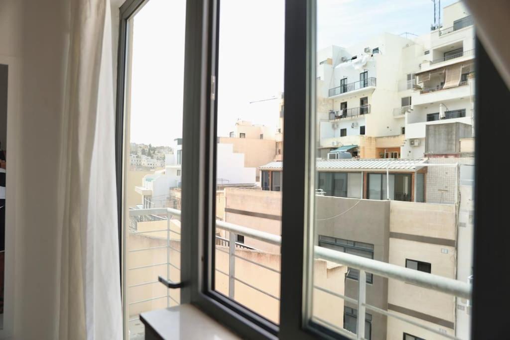 Lovely 1BR home with private balcony in St Julians by 360 Estates photo 4