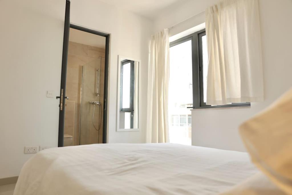 Lovely 1BR home with private balcony in St Julians by 360 Estates photo 4