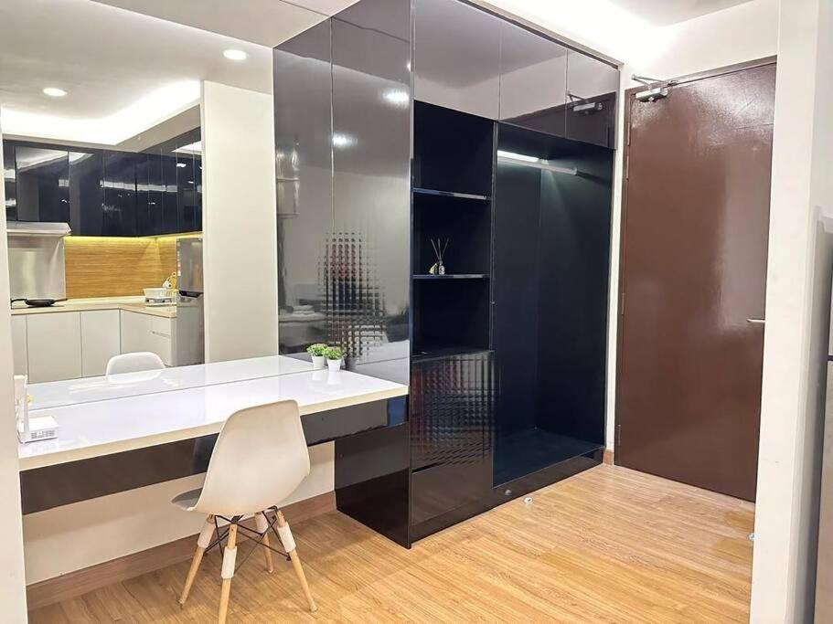 Symphony Tower Studio, Big Balcony, Stunning View, Netflix, 200mbps WIFI, Free Parking, Self Check-in photo 5