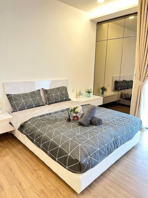 Symphony Tower Studio, Big Balcony, Stunning View, Netflix, 200mbps WIFI, Free Parking, Self Check-in photo 2