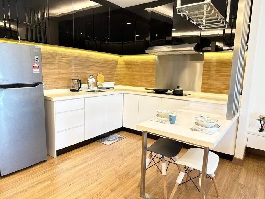 Symphony Tower Studio, Big Balcony, Stunning View, Netflix, 200mbps WIFI, Free Parking, Self Check-in photo 6