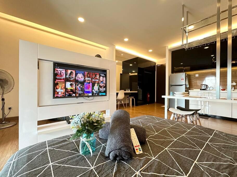 Symphony Tower Studio, Big Balcony, Stunning View, Netflix, 200mbps WIFI, Free Parking, Self Check-in photo 3