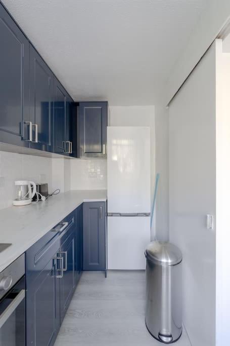 Karazo LTD - Luxurious contractor friendly 2 bed in Croydon view 2