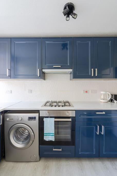 Karazo LTD - Luxurious contractor friendly 2 bed in Croydon view 3