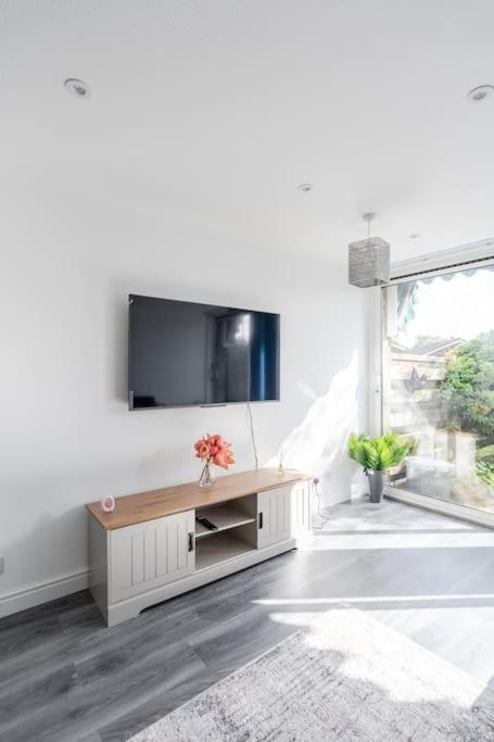 Karazo LTD - Luxurious contractor friendly 2 bed in Croydon view 4