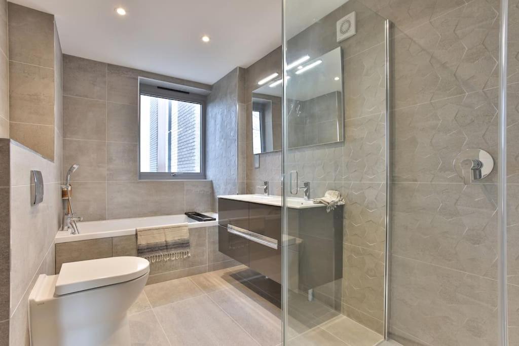 Glamorous 4 Bedroom Seaside Home