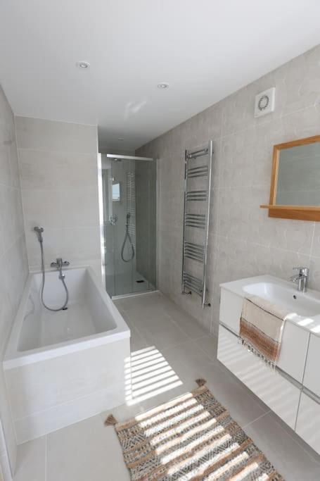 Glamorous 4 Bedroom Seaside Home