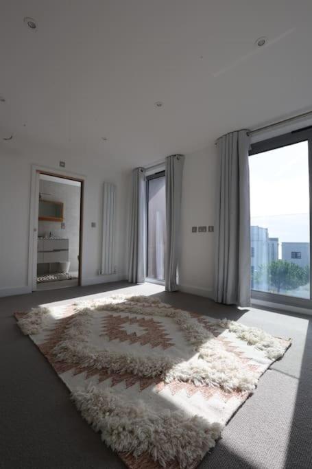 Glamorous 4 Bedroom Seaside Home