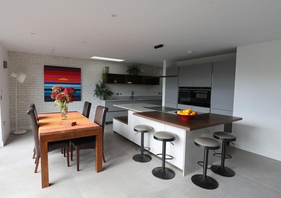 Glamorous 4 Bedroom Seaside Home