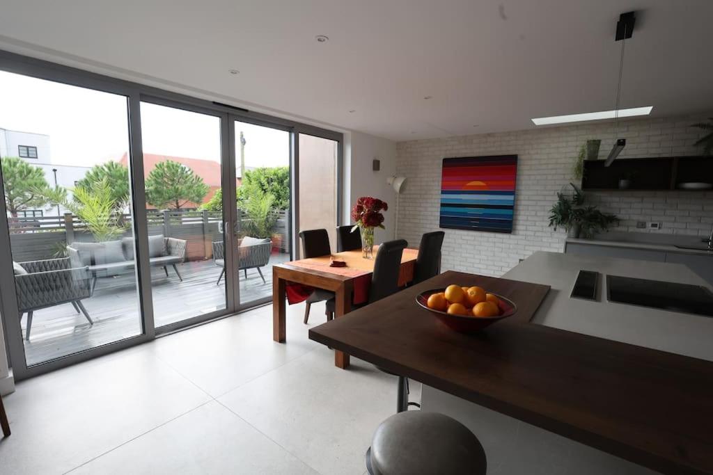 Glamorous 4 Bedroom Seaside Home