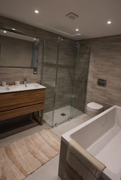 Glamorous 4 Bedroom Seaside Home