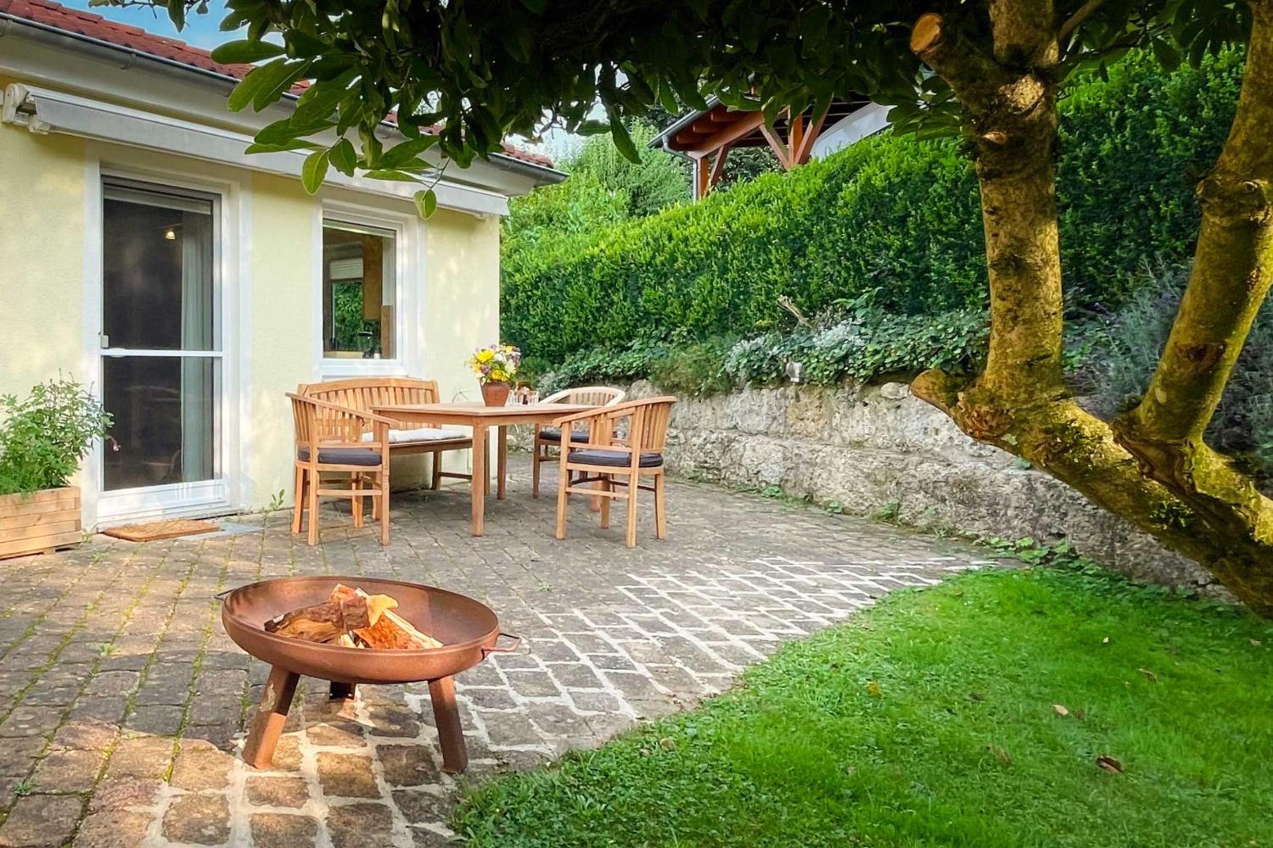 Casa-Philipp, mediterrane, lichtdurchflutete, stilvolle Ruhe-Oase, ebenerdig, mit Garten, Terrasse, Grill und Sauna im Naturparadies Fränkische Schweiz