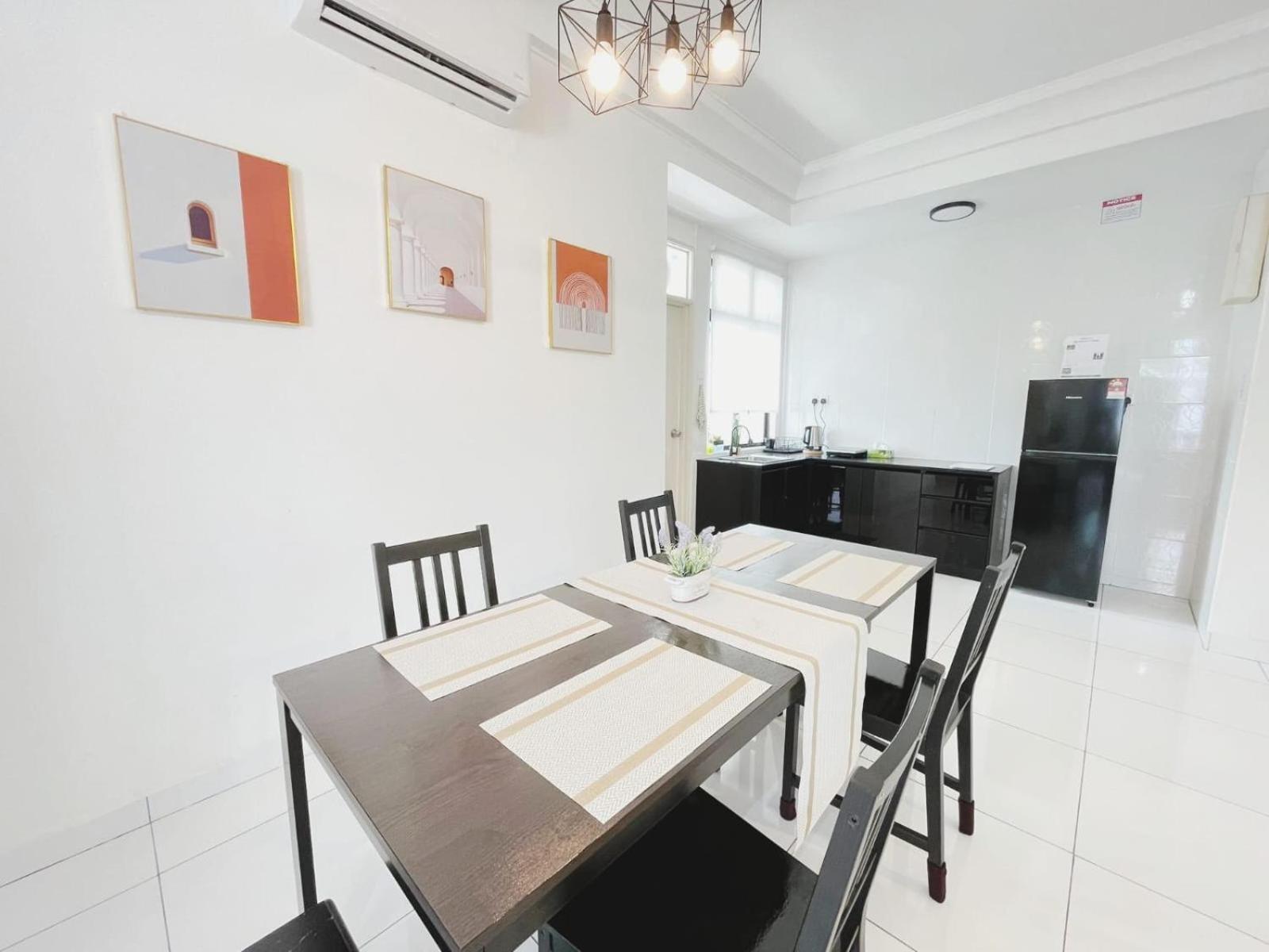 Huge Family Friendly 3BR Suite, PLATINO Service Apartment, Mins Walk to Paradigm Mall
