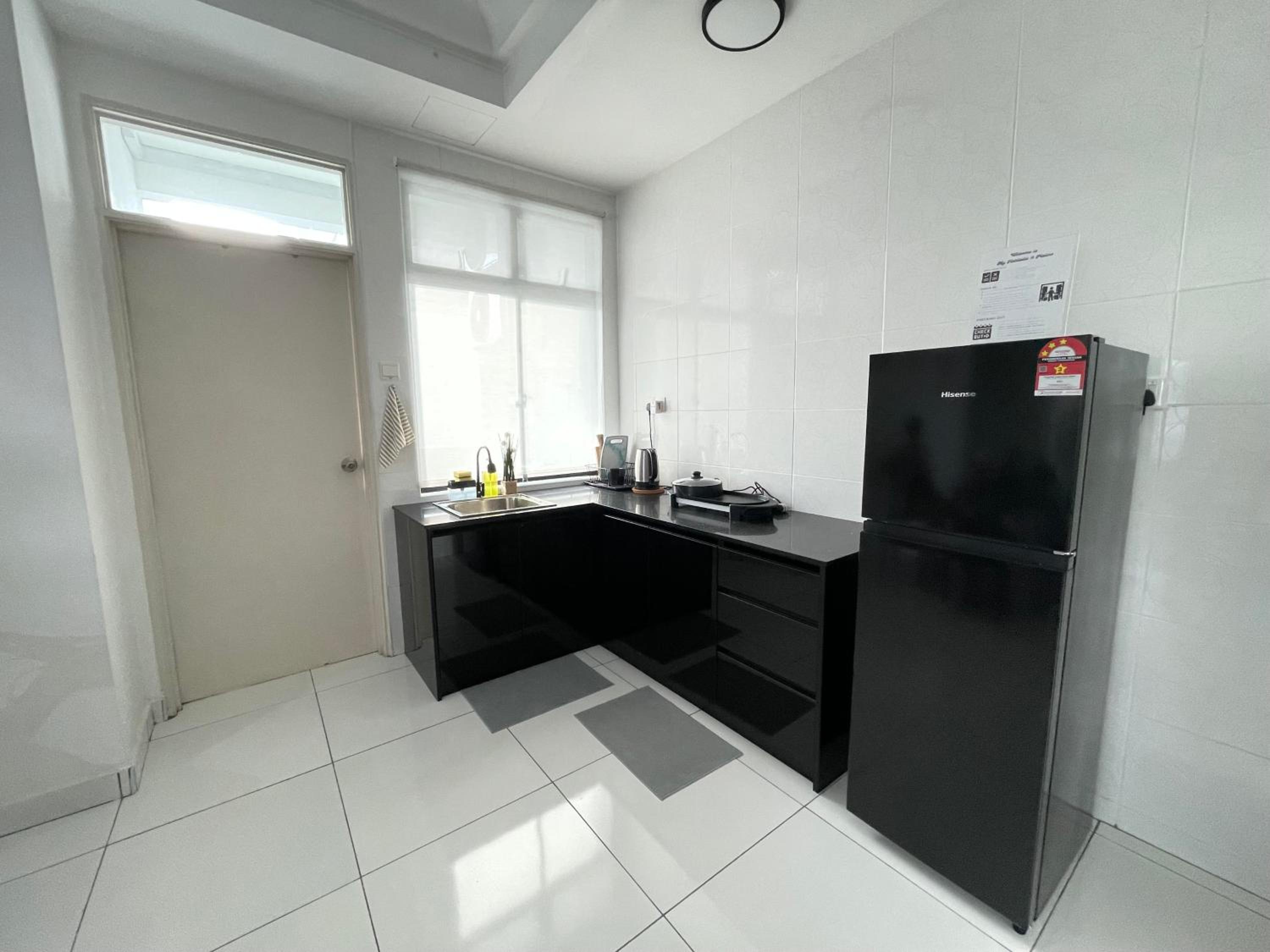 Huge Family Friendly 3BR Suite, PLATINO Service Apartment, Mins Walk to Paradigm Mall