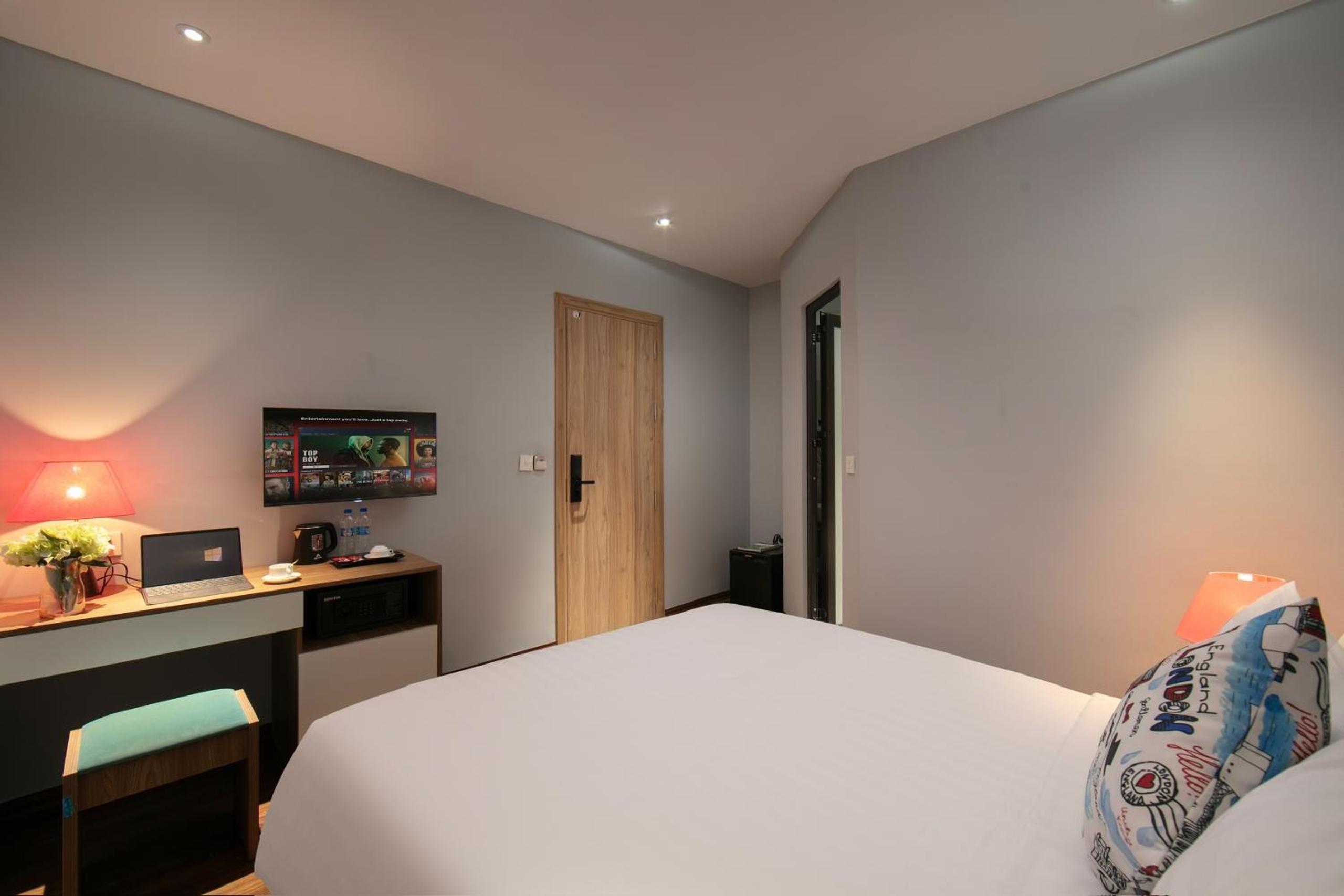 Lakeview Backpackers Hostel & Rooftop Bar