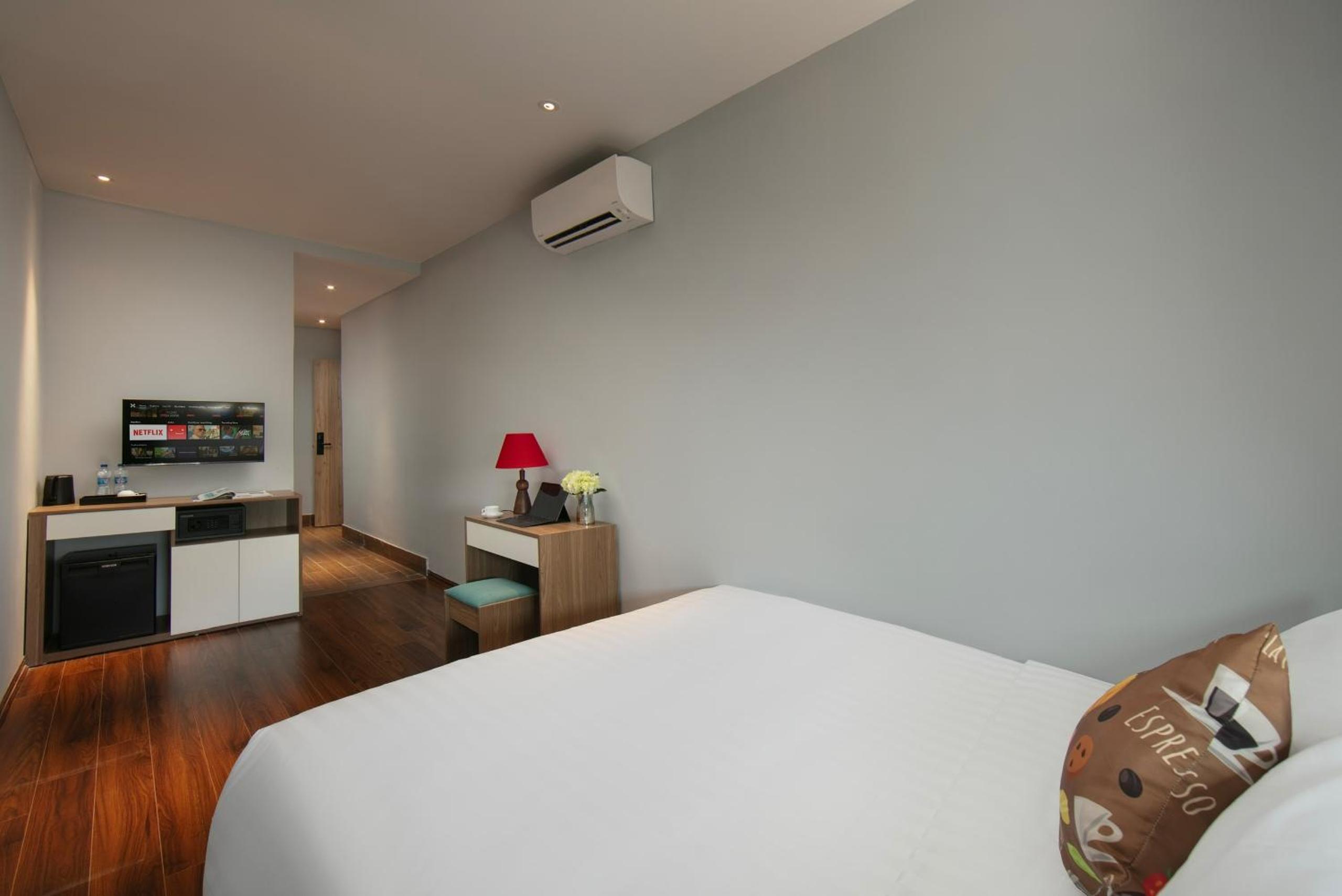 Lakeview Backpackers Hostel & Rooftop Bar