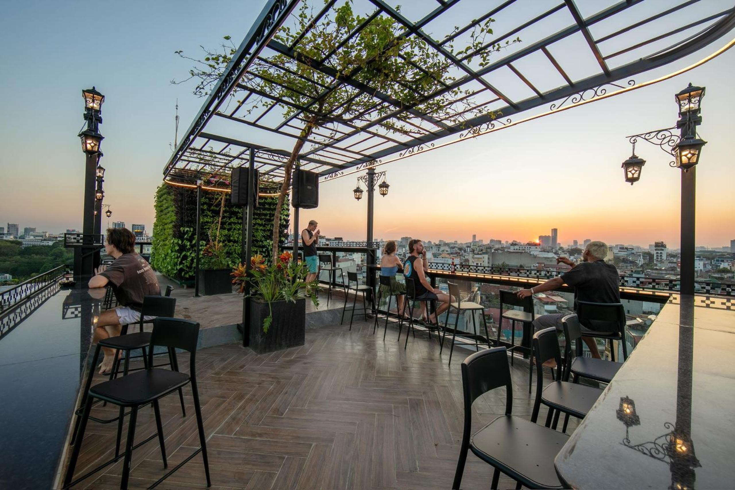 Lakeview Backpackers Hostel & Rooftop Bar