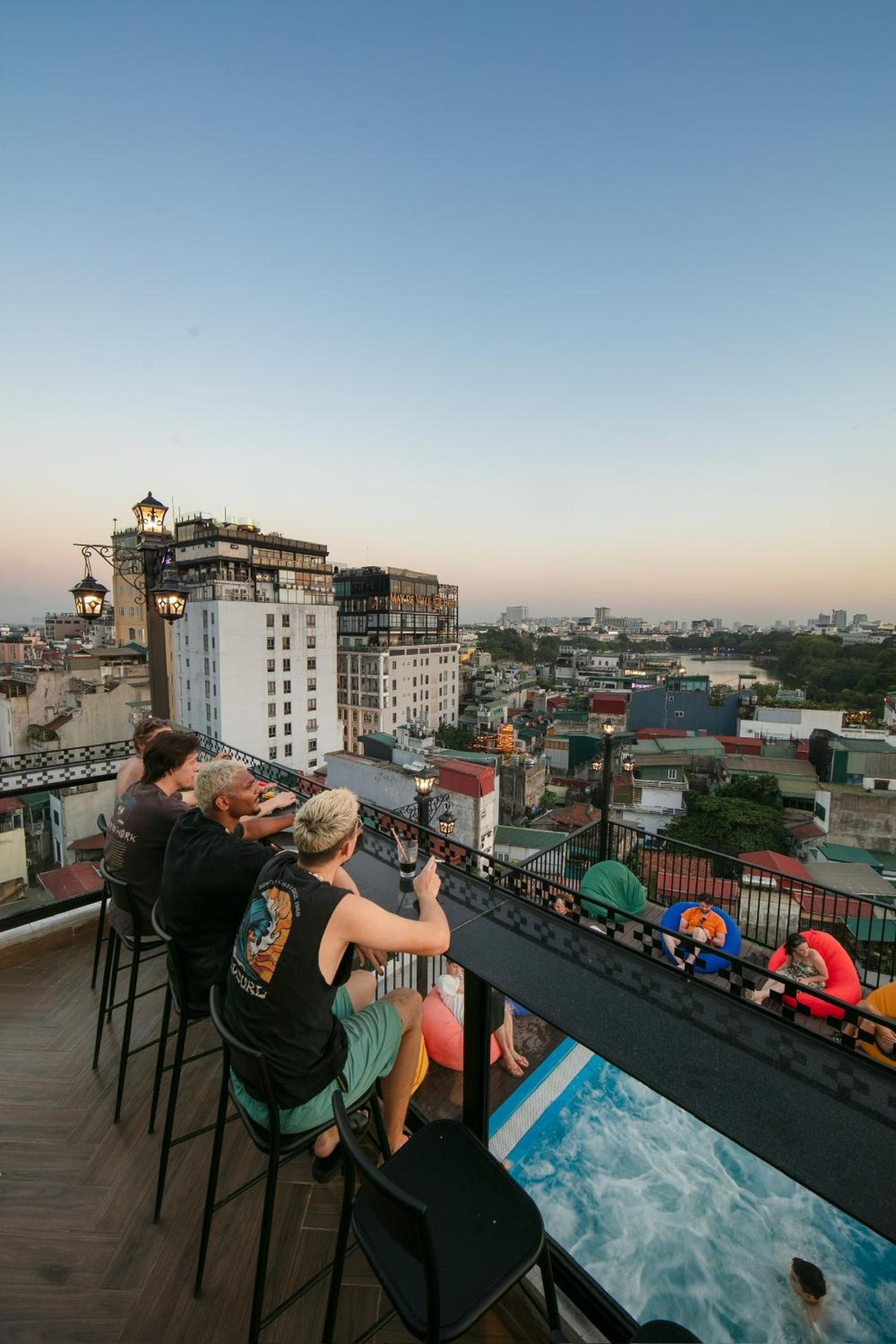Lakeview Backpackers Hostel & Rooftop Bar