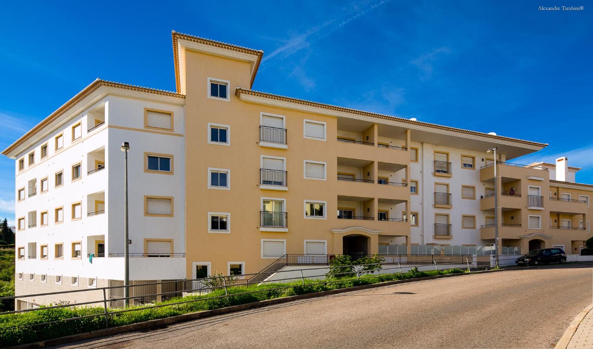 A04 - Large Modern 1 bed Apartment with Pool