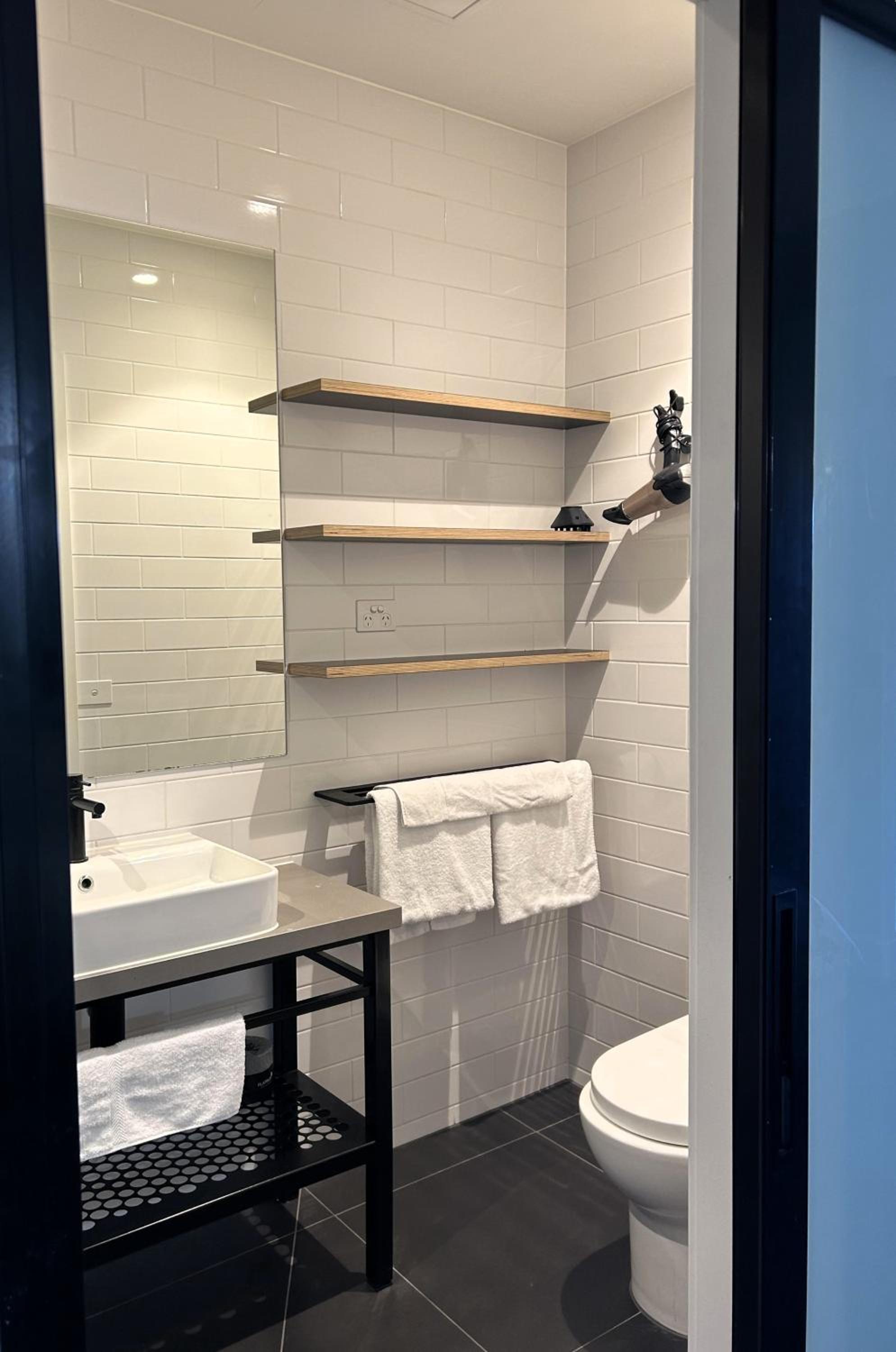 THE DEVLIN APARTMENTS 1 Bedroom Apartment near GMHBA stadium in Geelong - LG03