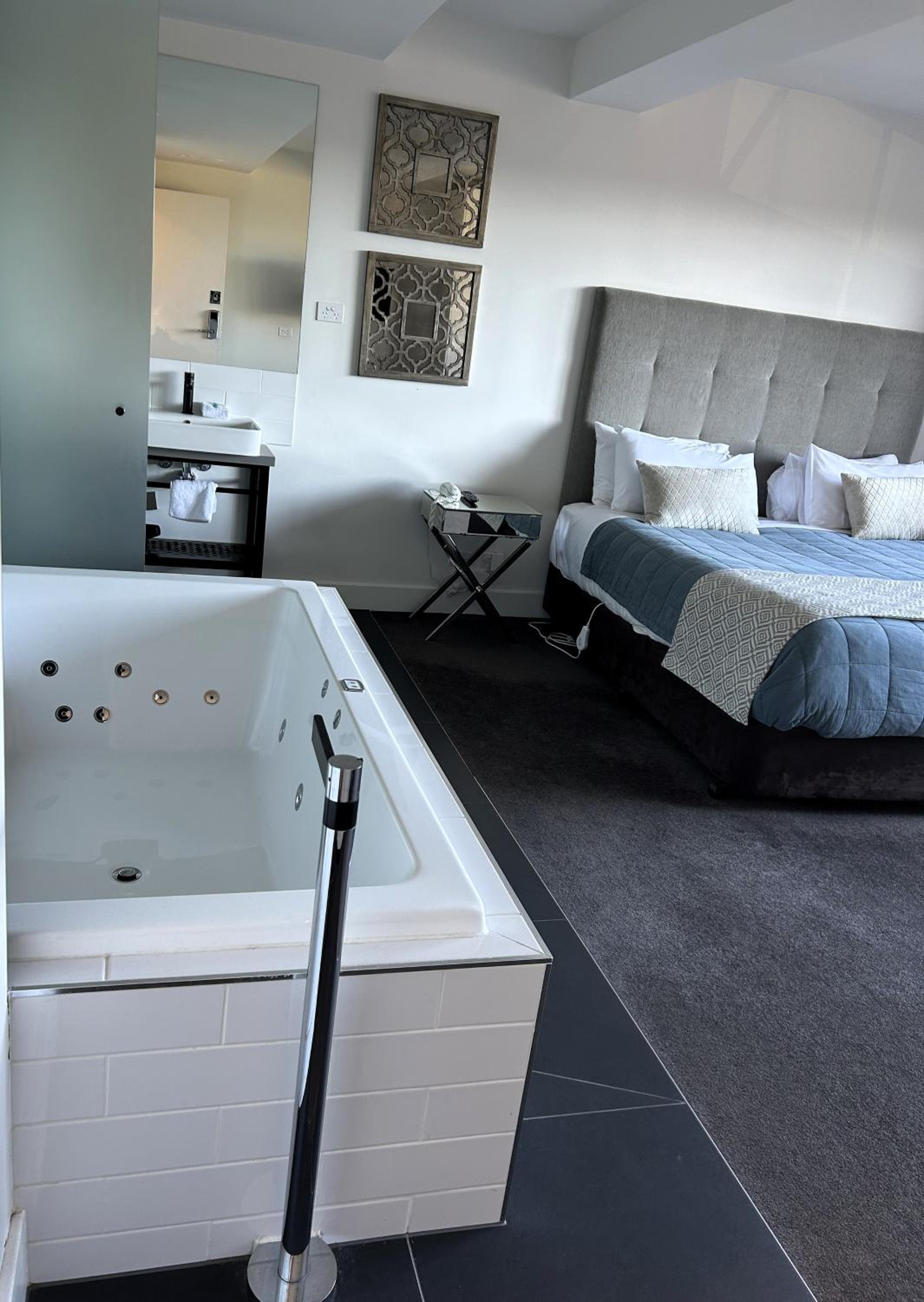 THE DEVLIN APARTMENTS 1 Bedroom Apartment near GMHBA stadium in Geelong - LG03