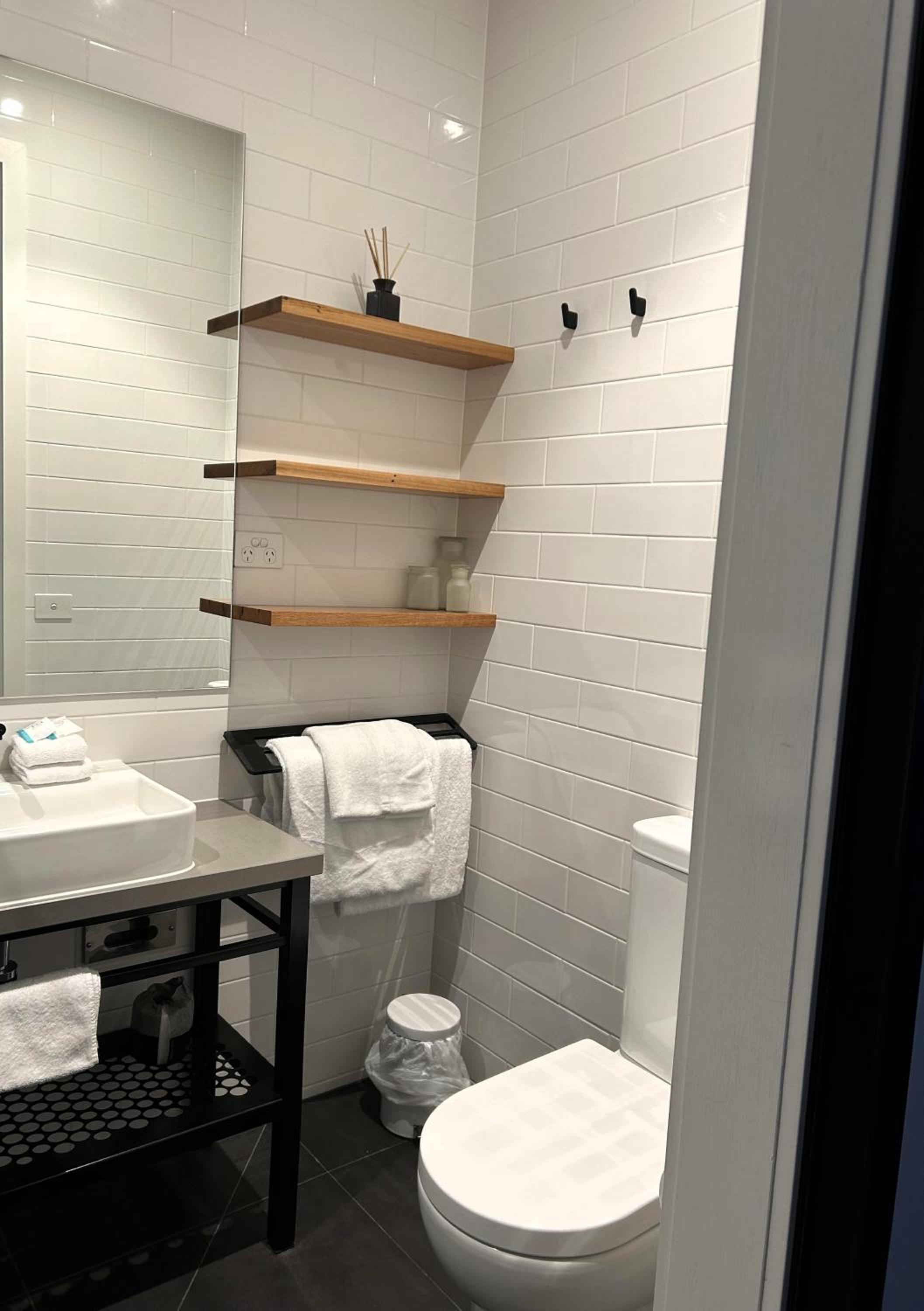 THE DEVLIN APARTMENTS 1 Bedroom Apartment near GMHBA stadium in Geelong - LG03