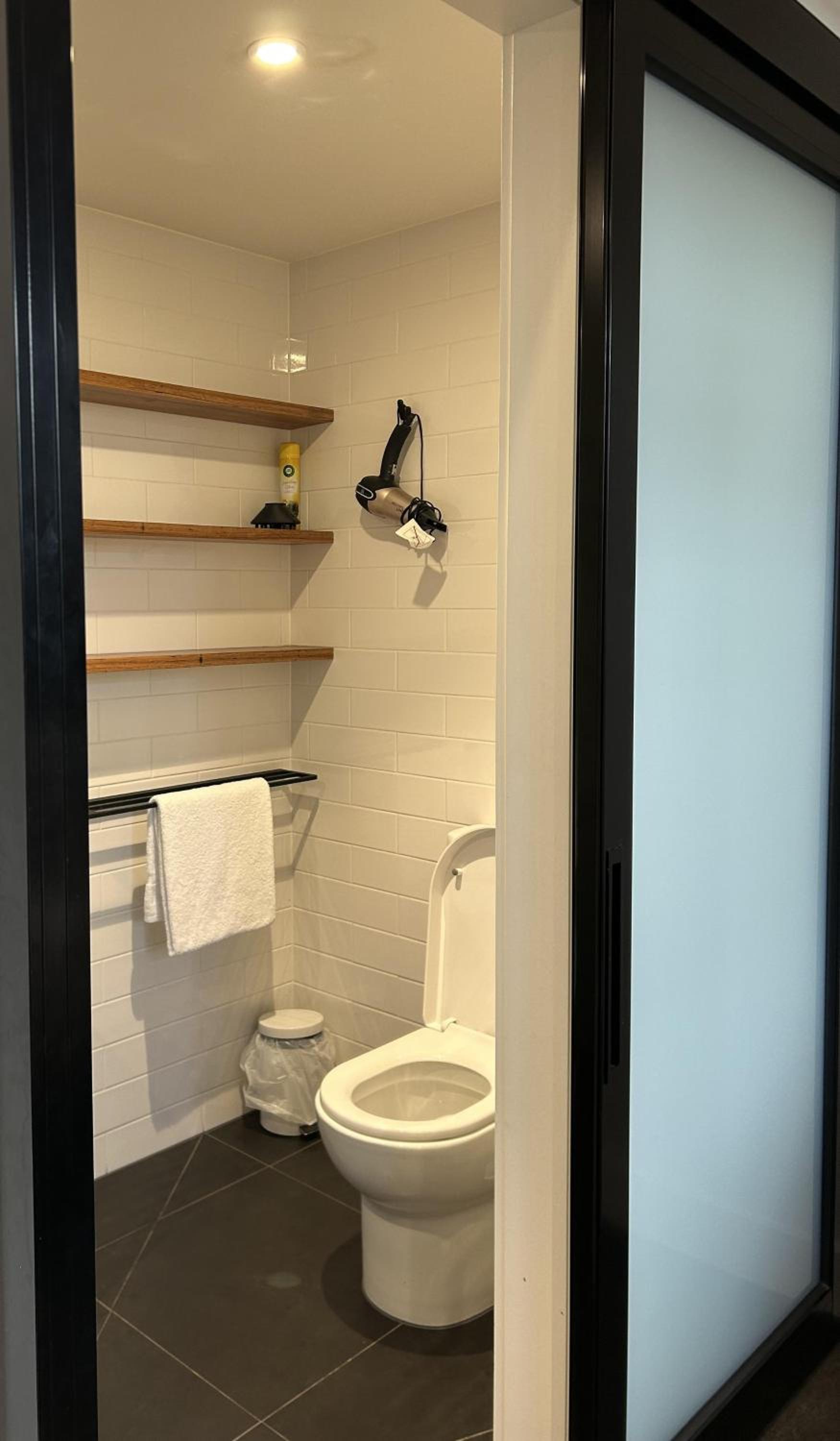 THE DEVLIN APARTMENTS 1 Bedroom Apartment near GMHBA stadium in Geelong - LG03