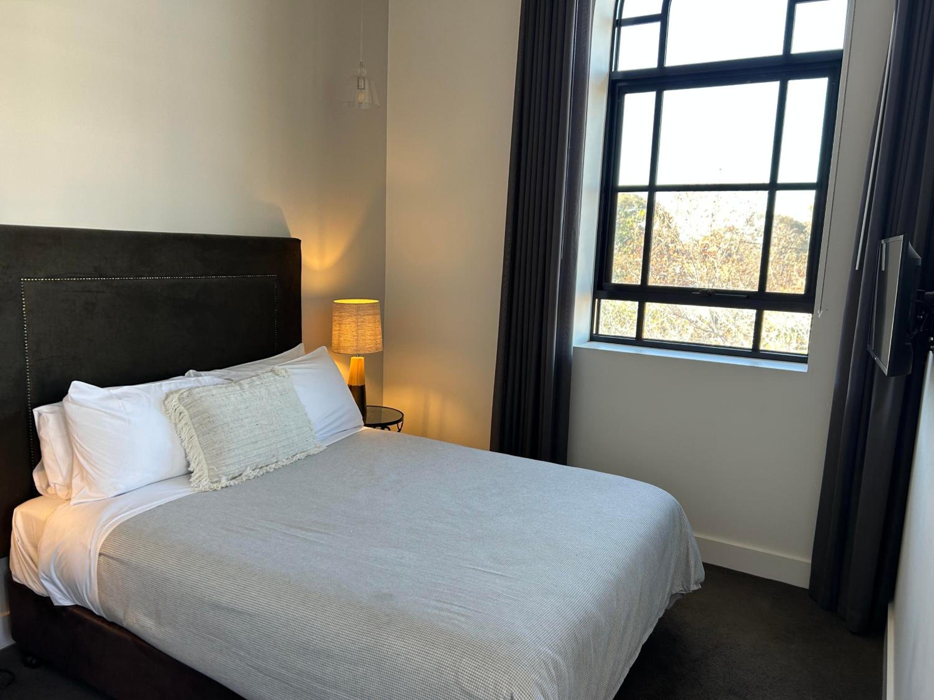 THE DEVLIN APARTMENTS 1 Bedroom Apartment near GMHBA stadium in Geelong - LG03