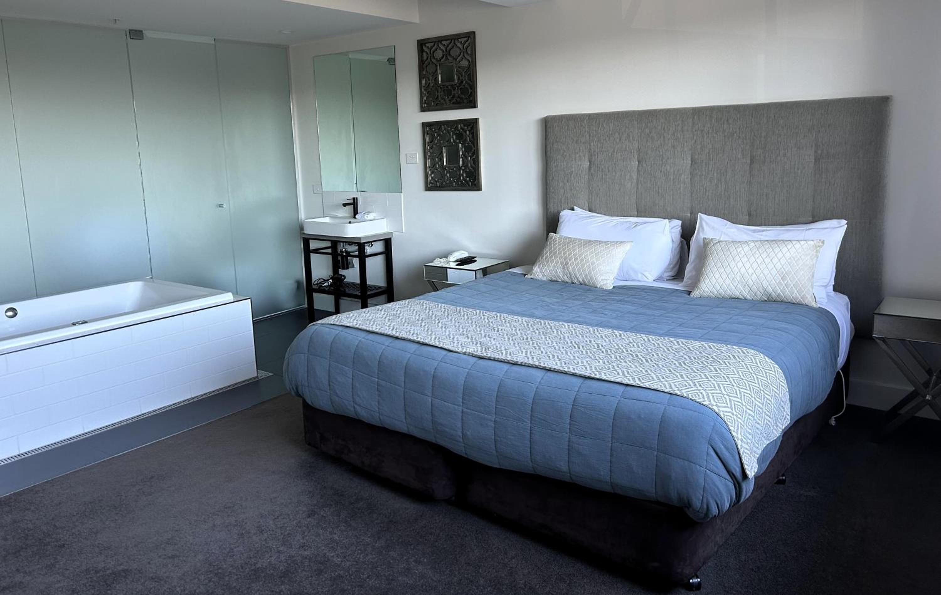 THE DEVLIN APARTMENTS 1 Bedroom Apartment near GMHBA stadium in Geelong - LG03
