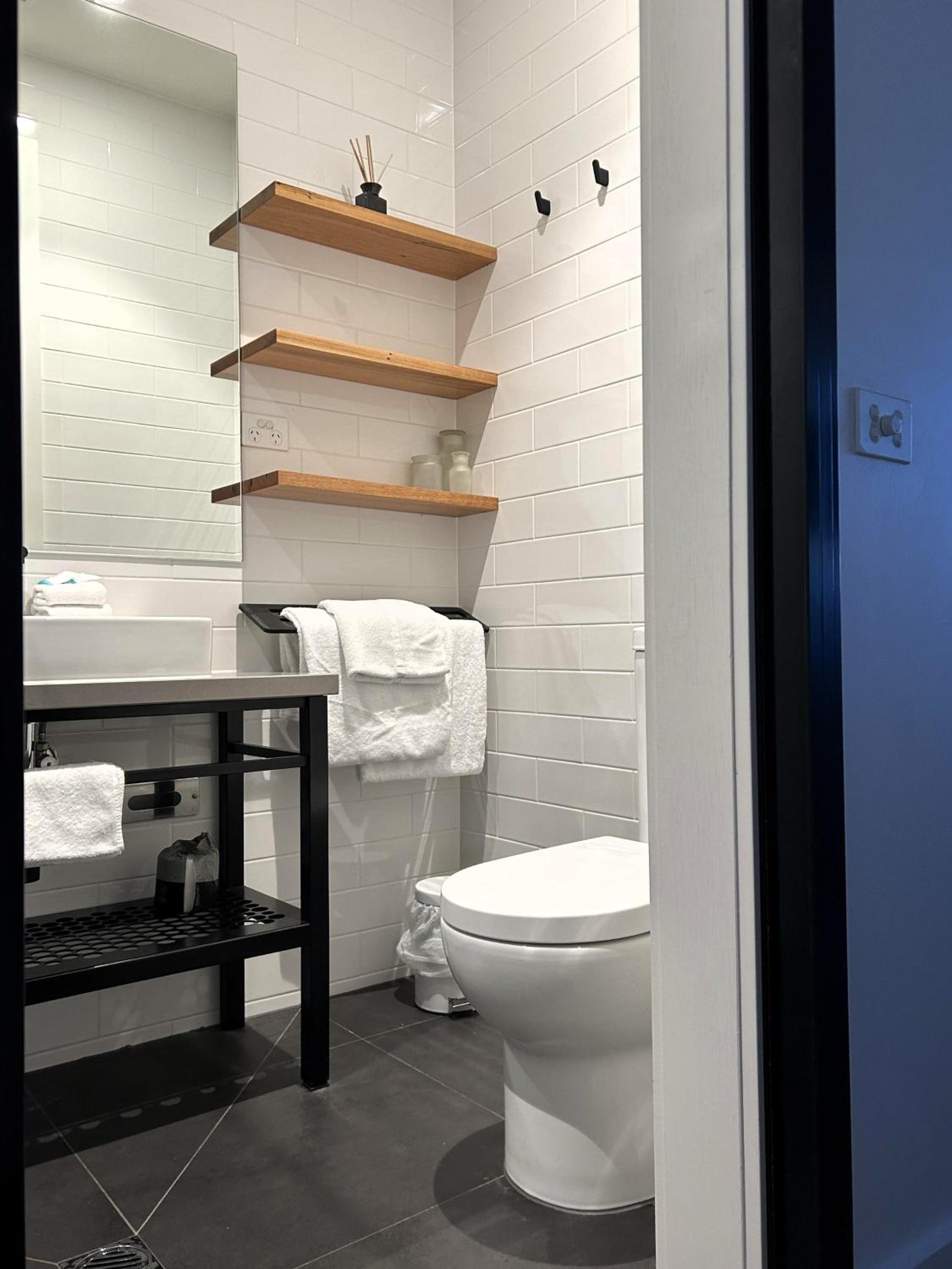 THE DEVLIN APARTMENTS 1 Bedroom Apartment near GMHBA stadium in Geelong - LG03
