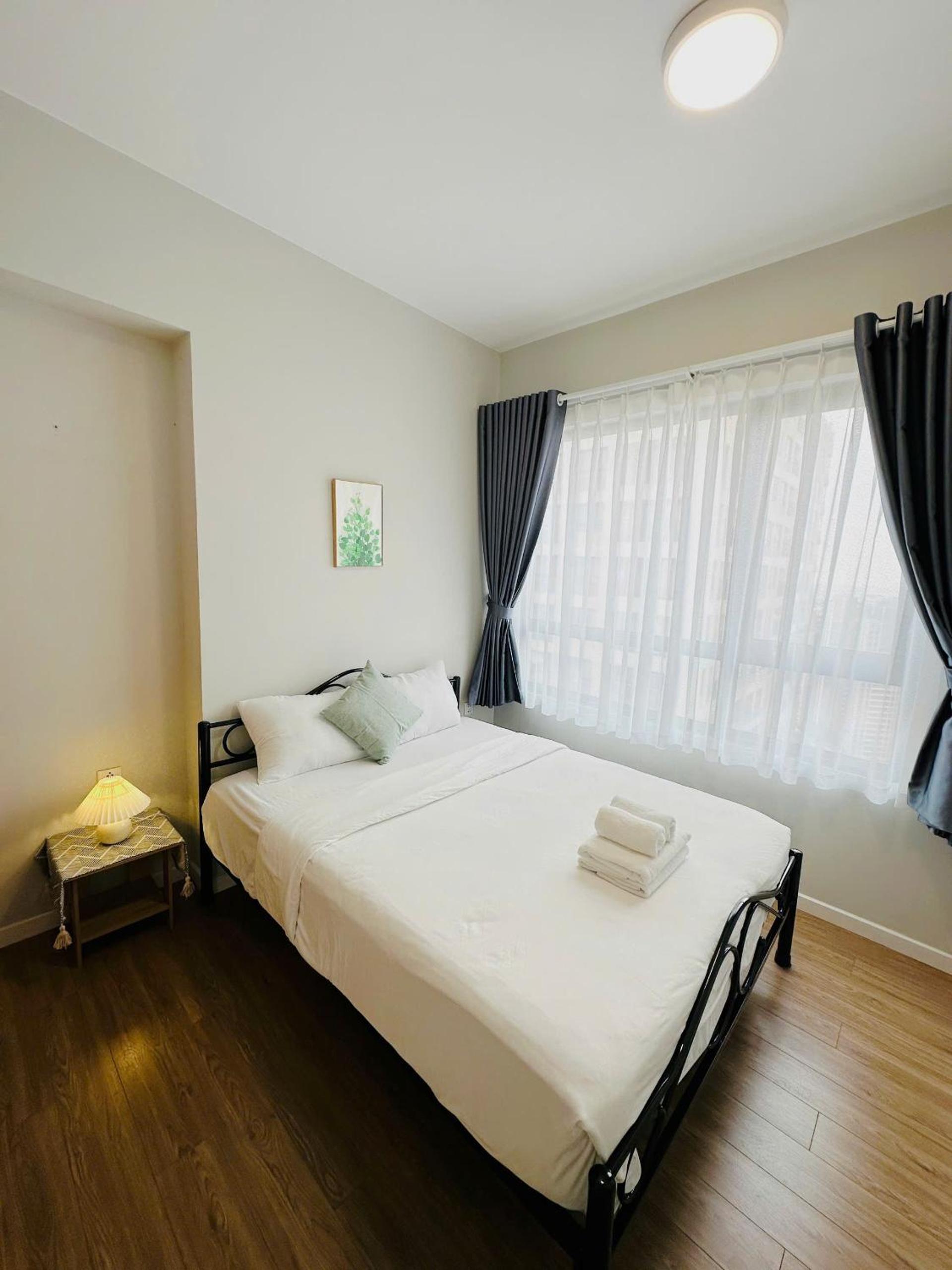 SHomes Homestay - Luxury apartment at Masteri An Phu free Gym Pool