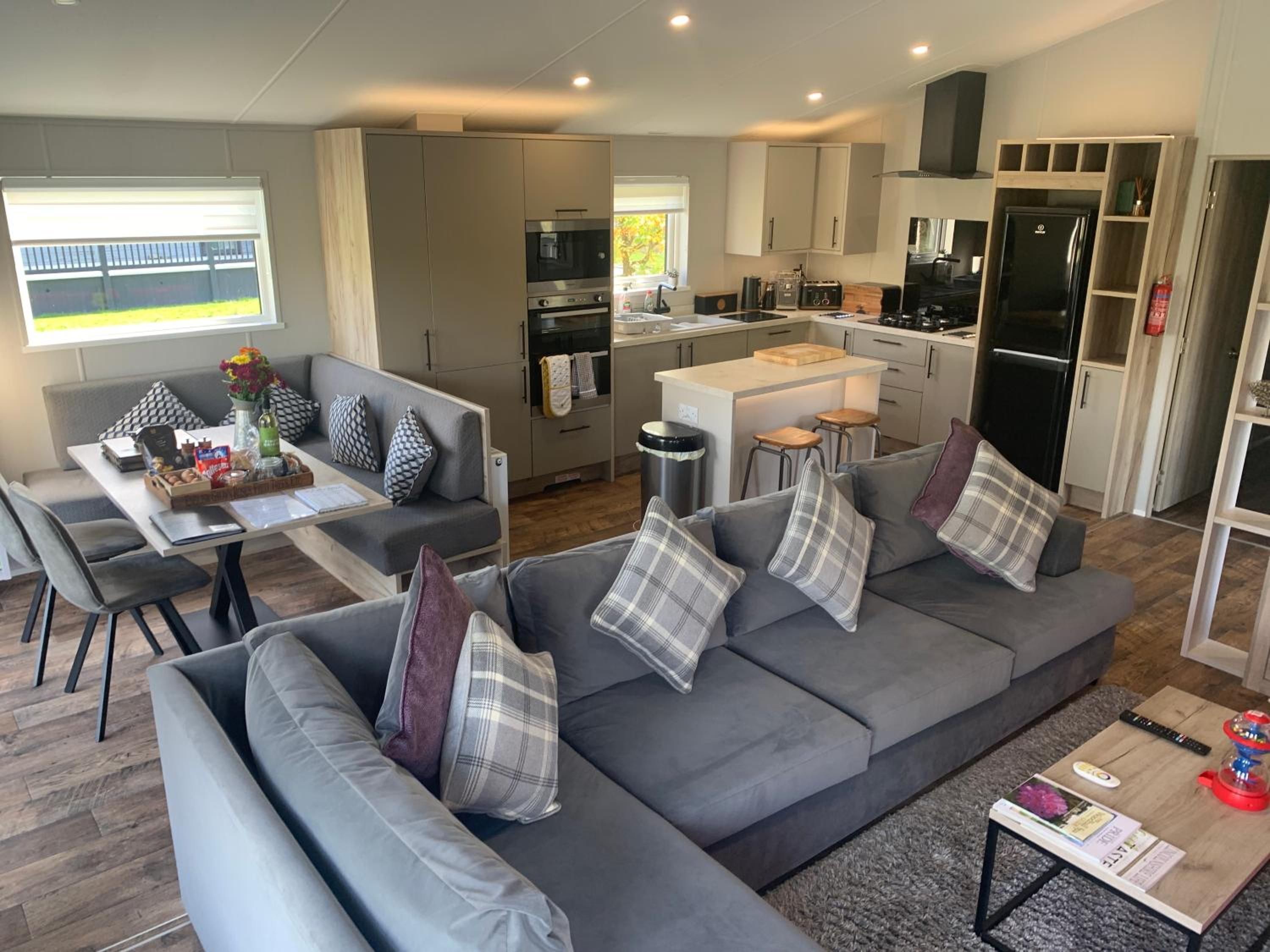 Bay Tree Lodge: Lakeside lodge w/hot tub & cinema surround sound view 2
