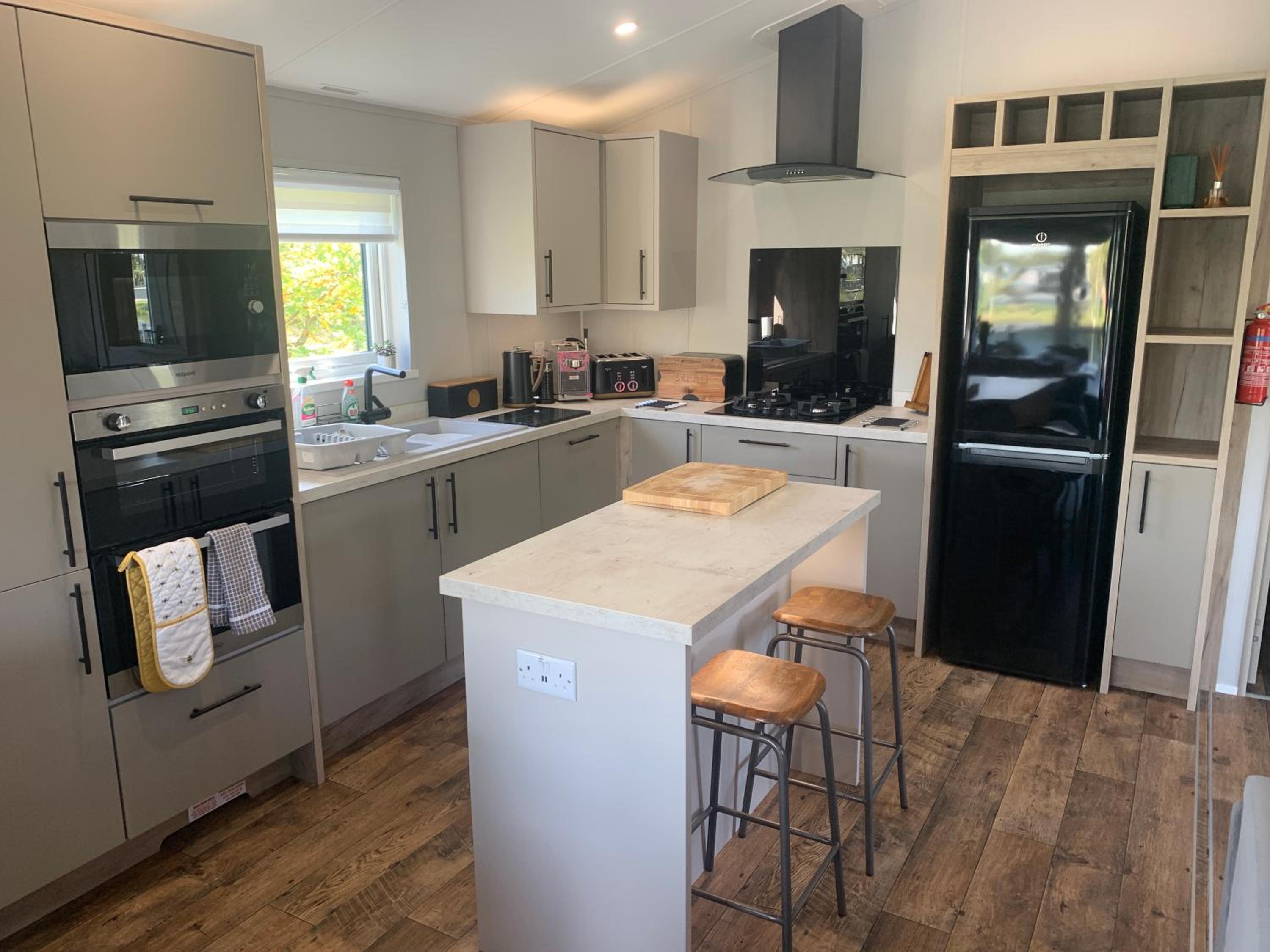 Bay Tree Lodge: Lakeside lodge w/hot tub & cinema surround sound view 5