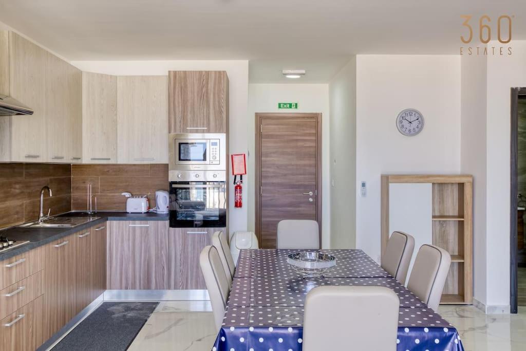 Cosy 2BR Apt with stunning sea views in St Pauls by 360 Estates photo 5
