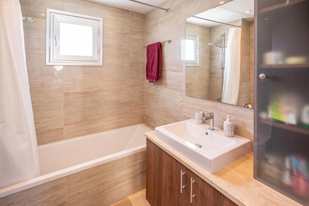 Hubstay - Blue Harmony Villa in Protaras - 5 min Walk to the Beach